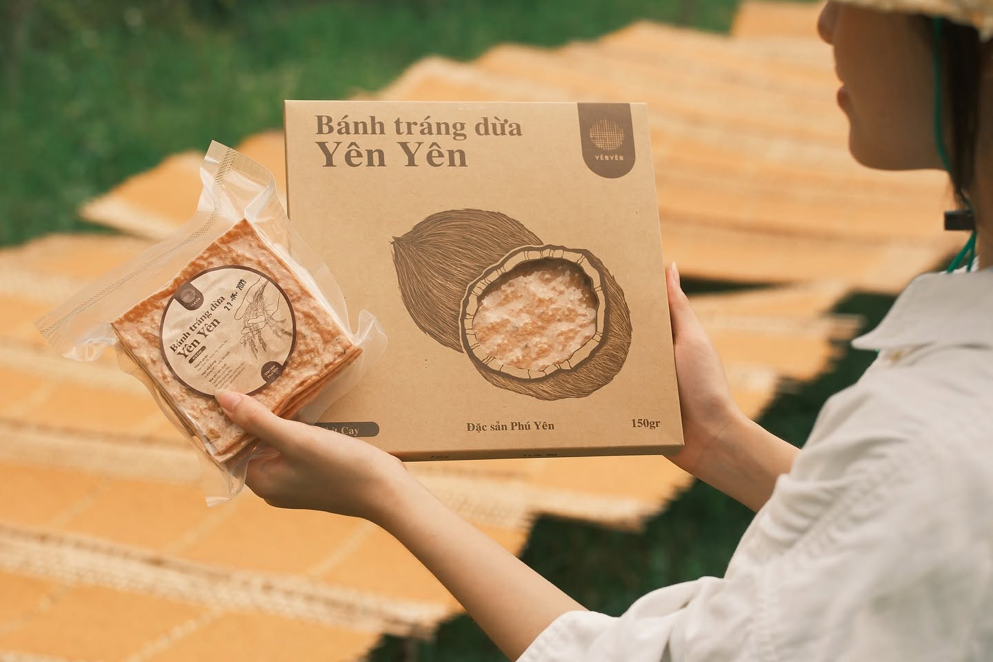 Hộp và bánh tráng dừa Yên Yên bên khu phơi bánh tại Phú Yên