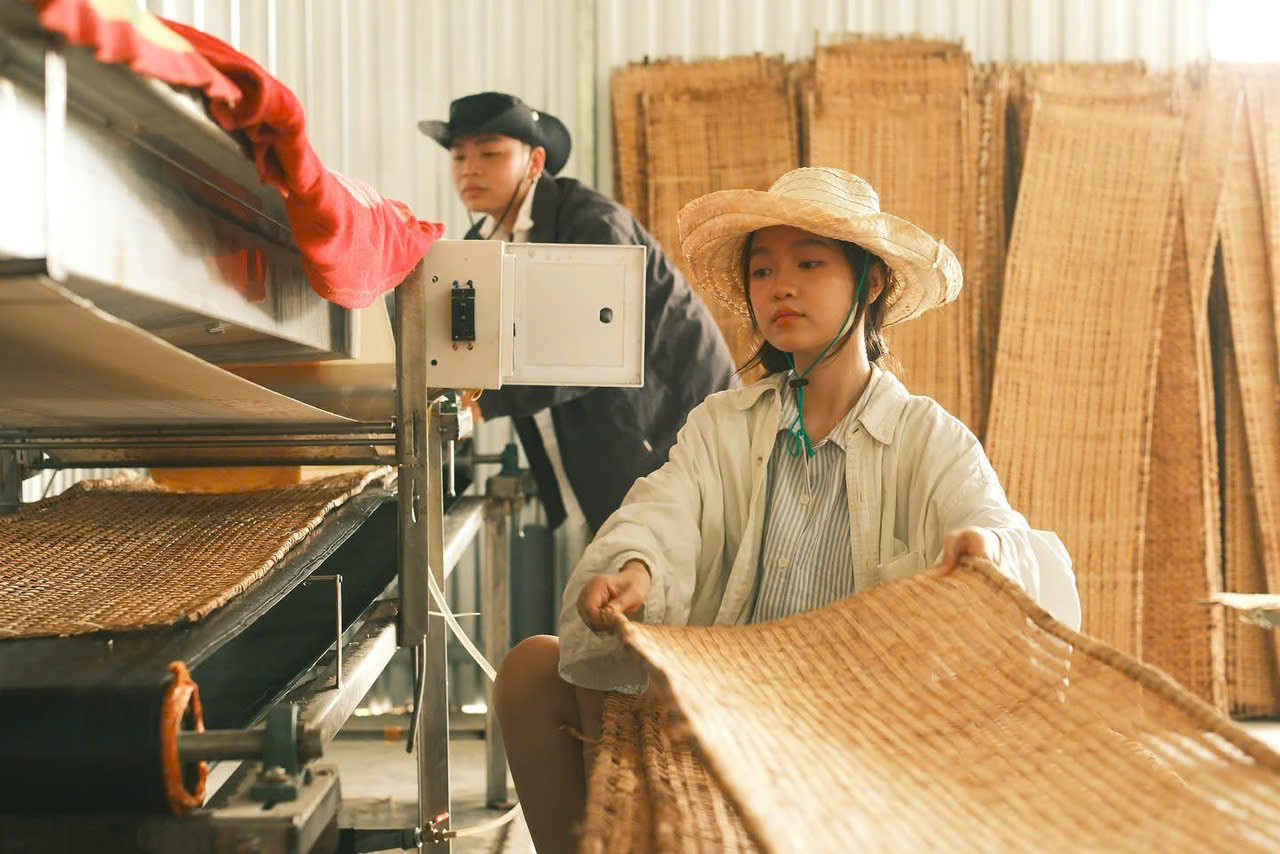Nhân sự Yên Yên chăm chút từng mẻ bánh tại xưởng