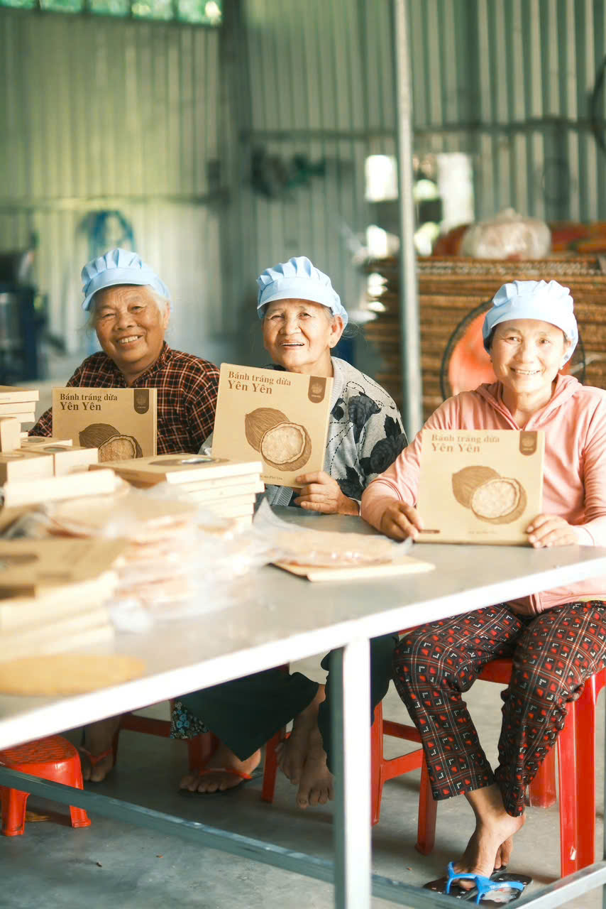 Ba cô tại xưởng Yên Yên cùng giới thiệu những hộp bánh vừa hoàn thiện