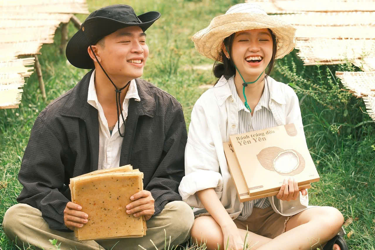 Những người trẻ Yên Yên cười vui bên bánh và sản phẩm hoàn thiện