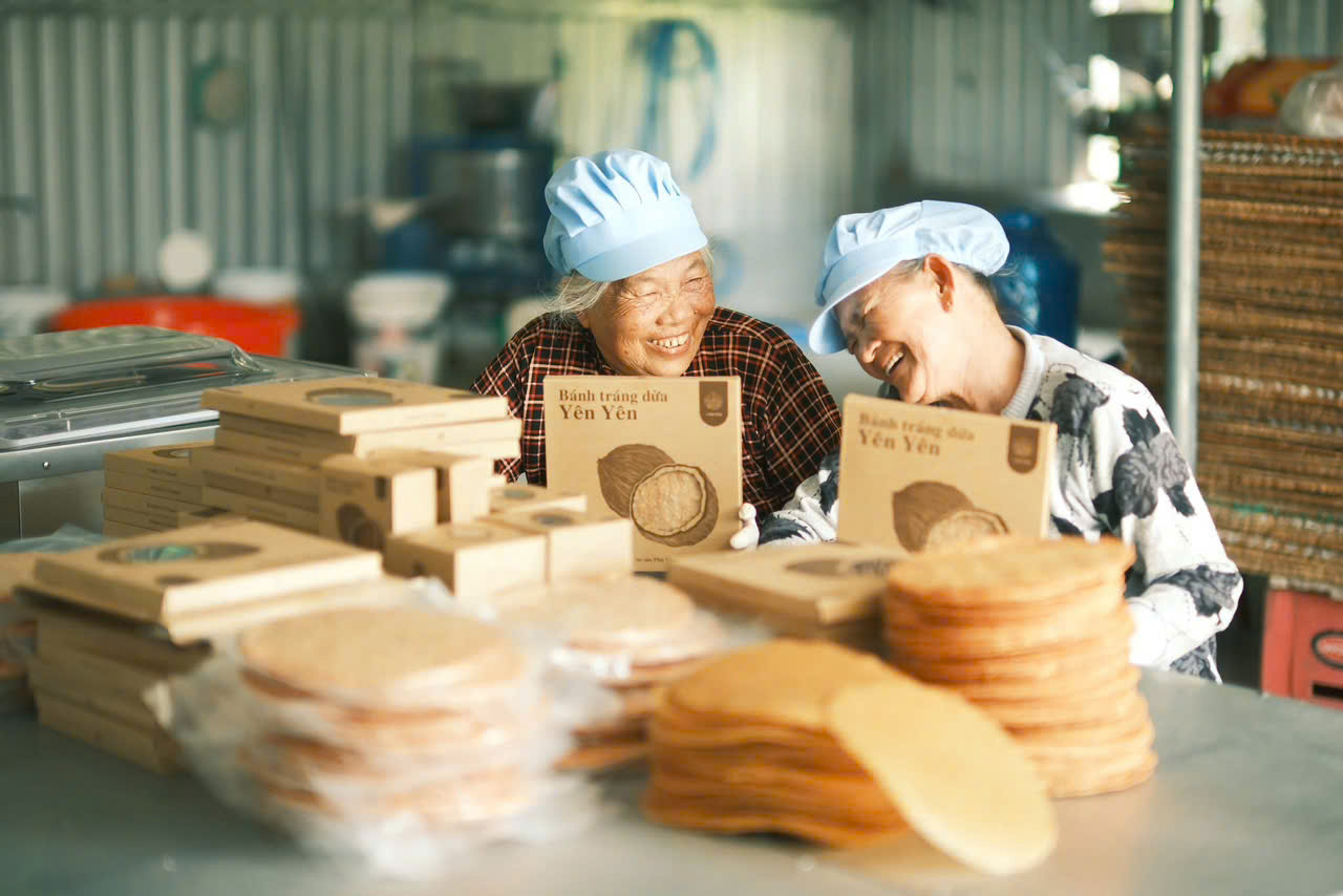 Hai cô tại xưởng Yên Yên vui vẻ bên những hộp bánh vừa hoàn thiện